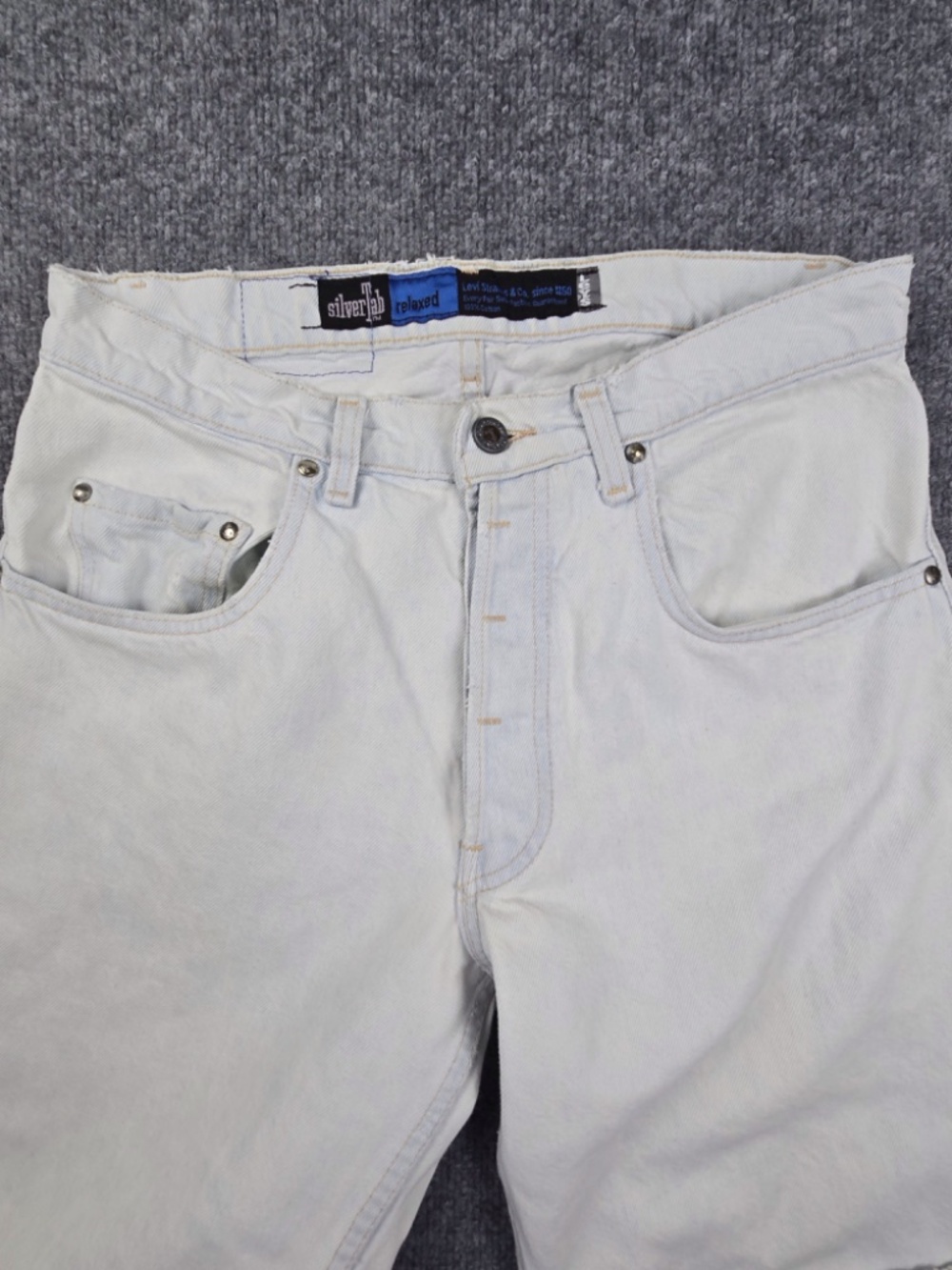 Vintage Levi’s SilverTab Relaxed Fit Jeans 32x34 Made in USA 1992 Light Wash - Picture 2 of 16